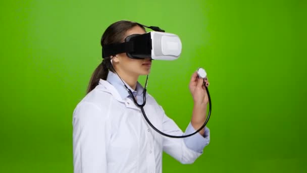 Krankenschwester besteht Praxis mit Virtual-Reality-Brille — Stockvideo