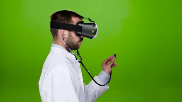 Medicin. Forskning genom virtuella glasögon. Grön skärm — Stockvideo