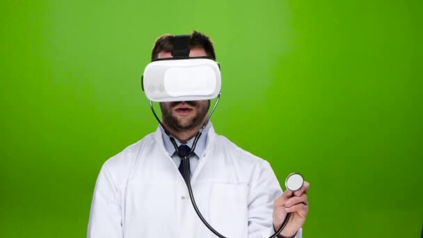 Médico vestindo óculos de realidade virtual realiza estetoscópio de pesquisa — Vídeo de Stock