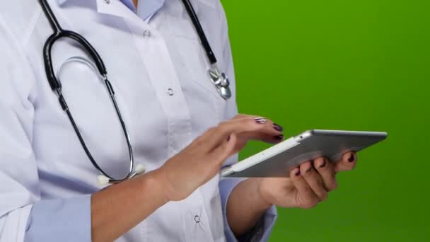 Female hands doctors work on the tablet pc. Close up — Stock Video