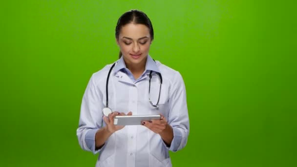 Chica médico sonriendo trabajando en la tableta pc — Vídeos de Stock