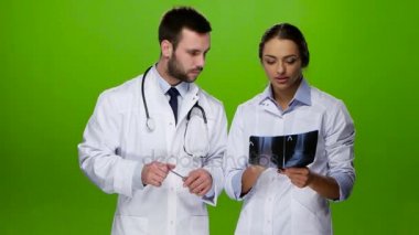 Daha fazla tedavi hasta için bir doktor ile kadın hemşire danışır