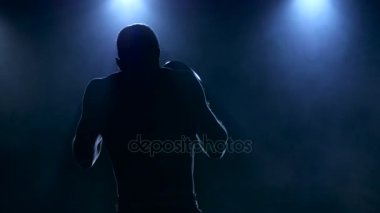 Bir boksör bir duman siluet güçlü kas vücut