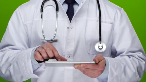 Trabalhador médico navega as informações no PC tablet — Vídeo de Stock