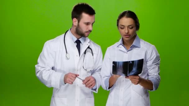 Donna infermiera consulta un medico per ulteriori pazienti di trattamento — Video Stock