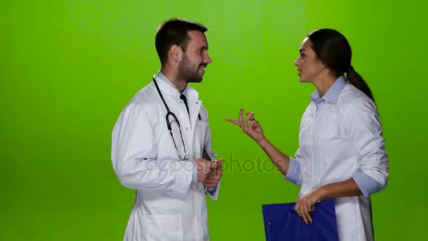 两个满足医生和谈论病人。绿屏 — 图库视频影像