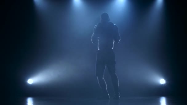 Сильное и мускулистое тело боксера в силуэте — стоковое видео
