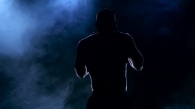 Bir duman darbeler dissekan siluet boksör
