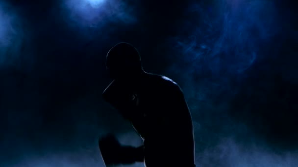 Silhouet van bokser die staking traint blaast — Stockvideo