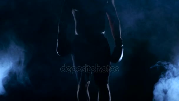 Boxer zeigt, dass er bereit ist zu kämpfen. dunkler Hintergrund — Stockvideo