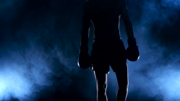 Боксер виходить в дим і демонструє м'язи — стокове відео