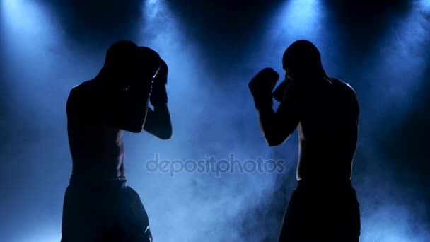 Boxe deux jeunes sportifs dans un studio fumé en silhouette — Video