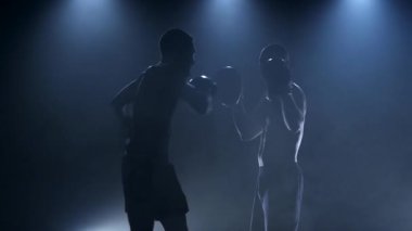 Eğitim iki boksörler fikir tartışması darbeler. Ağır çekim