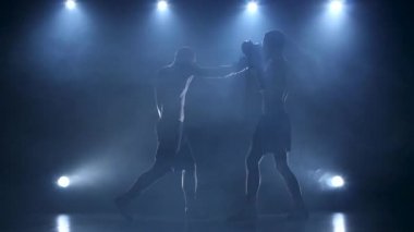 İki boksör eğitimde yardım. Siluet, ağır çekim