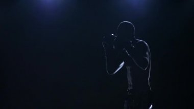 Siluet içinde hareket ve boxer darbeler. Ağır çekim