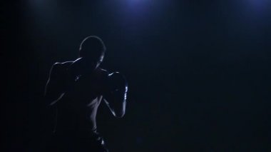 Güçlü kas vücut bir boksör. Ağır çekim