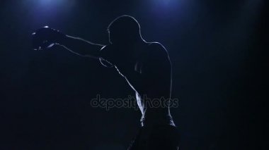 Boksör ringde gibi hareket eder. Ağır çekim