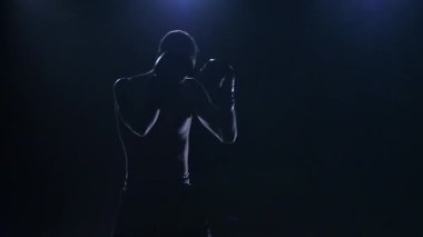 Siluet boksör ringde gibi hareket eder. Ağır çekim