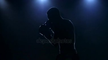 Sağ kroşe. Karanlık Studio egzersiz boksör. Ağır çekim