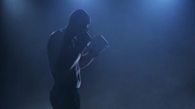 Boksör spor becerileri gösterir. Duman ile karanlık studio