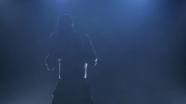 Güçlü boksör kavga etmeye hazırlanıyor. Ağır çekim silüeti