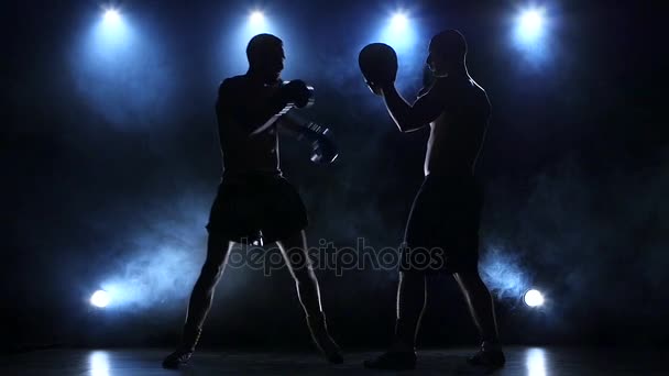 Trainer hilft dem Boxer, den Kick zu erfüllen. Zeitlupe — Stockvideo