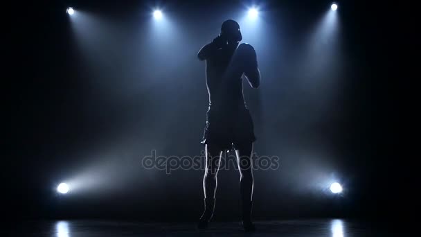Sportsman tåg till bli en boxning. Silhouette slowmotion — Stockvideo