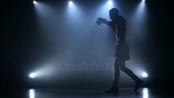 Hombre deportista posando en el estudio con luces. Movimiento lento — Vídeo de stock