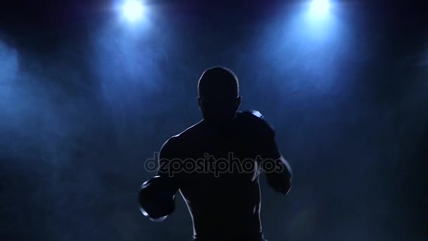 Boxer réalise des coups face au spectateur au ralenti. Silhouette — Video