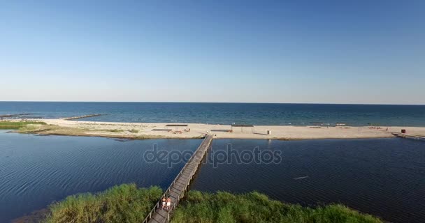 Puentes a la playa de arena cerca del mar. Vista aérea — Vídeos de Stock