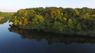 Doğal peyzaj. Orman nehir banka tarafından çevrili. Hava silah
