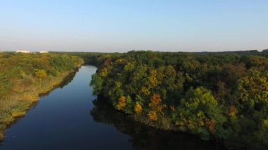 Dar bir nehir ağzı üzerinde uçan. Doğa sabah