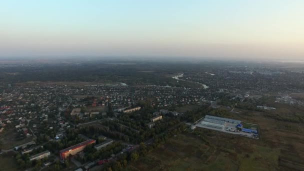 Malé město. Pohled z letu ptáků. Ráno příroda — Stock video