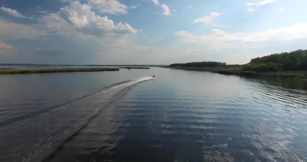 Νερό μοτοσικλέτα παίρνει την ταχύτητα στις όχθες του ποταμού. Το Top view — Αρχείο Βίντεο