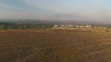 Kırsal kesimde kum PIT yakınındaki küçük bitki. Havadan görünümü