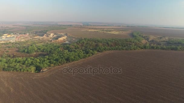 Vista aérea de la naturaleza. Campos arados sin fin hasta el horizonte — Vídeos de Stock