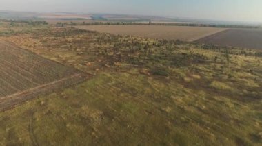 Kadar yükselen sürülmüş alanlar ve küçük bir Bahçe
