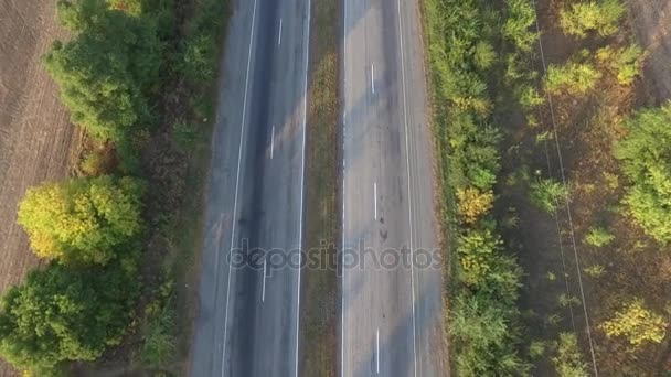 Vue aérienne d'une autoroute dans les deux sens avec des voitures en mouvement 