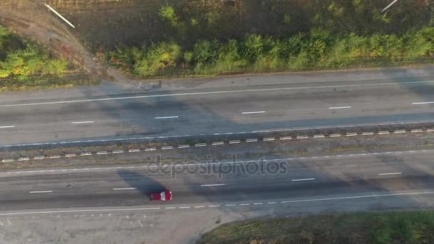 Beweging in de lucht langs de snelweg met auto 's — Stockvideo