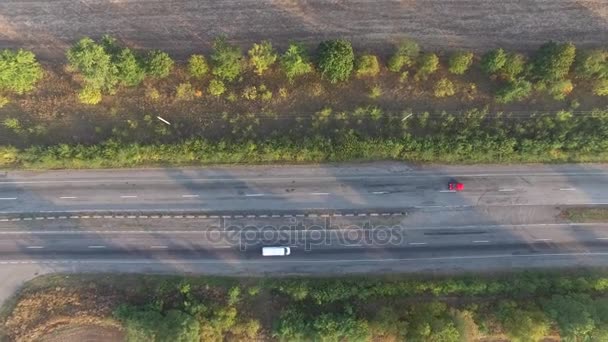 Panorama disparando hacia arriba en la carretera y los campos. Vista aérea — Vídeo de stock