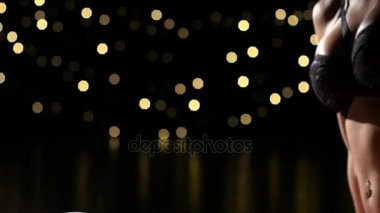 Birkaç intimal biraz. Erkek ve kadın tutkuyla yatakta öpüşme