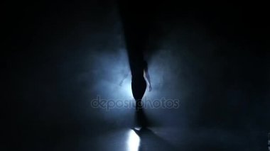 Siluet vücut geliştirme kız mavi duman poz. Ağır çekim.