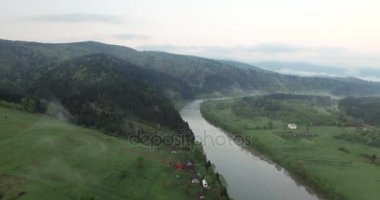 Nehir düşük bir ormanlık tepenin eteklerinde. Havadan görünümü