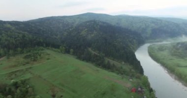 Panoramik yerden yüksek çekim ağaçlık tepeler ve nehir