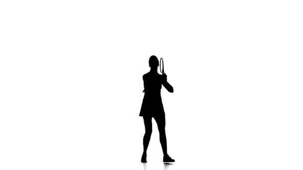 Mädchen in Sportkleidung springen und entmutigen Schlägerball. Silhouette. weißer Hintergrund — Stockvideo