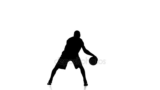 Παίκτης μπάσκετ αγόρι χειρίζεται επιδέξια την μπάλα. Σιλουέτα. Λευκό φόντο — Αρχείο Βίντεο