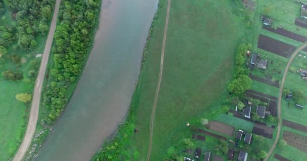 Vue aérienne sur la rivière, la forêt et le petit village 