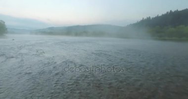 Valley tepeler haddeleme nehrin sığ sularda