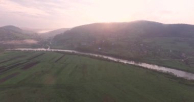 Güneş tepeden doğar. İnanılmaz görünümü