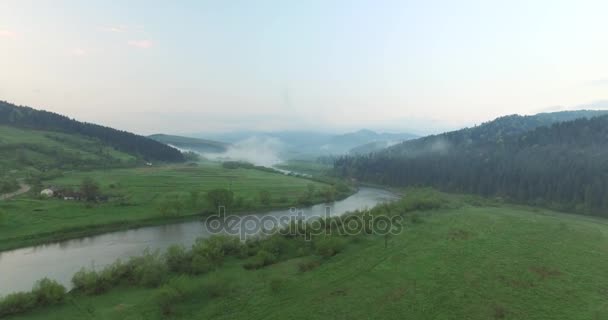 Fiume tra i due pendii delle colline. Vista aerea — Video Stock